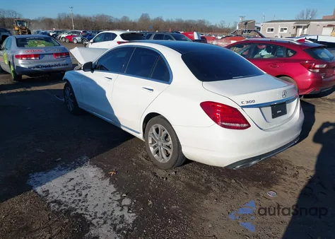 2015 Mercedes-Benz C 300 4Matic z USA, uszkodzony, nr VIN 55SWF4KBXFU081919